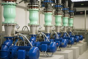 Bombas de agua industriales color azul