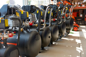 Varios compresores alineados. Color negro